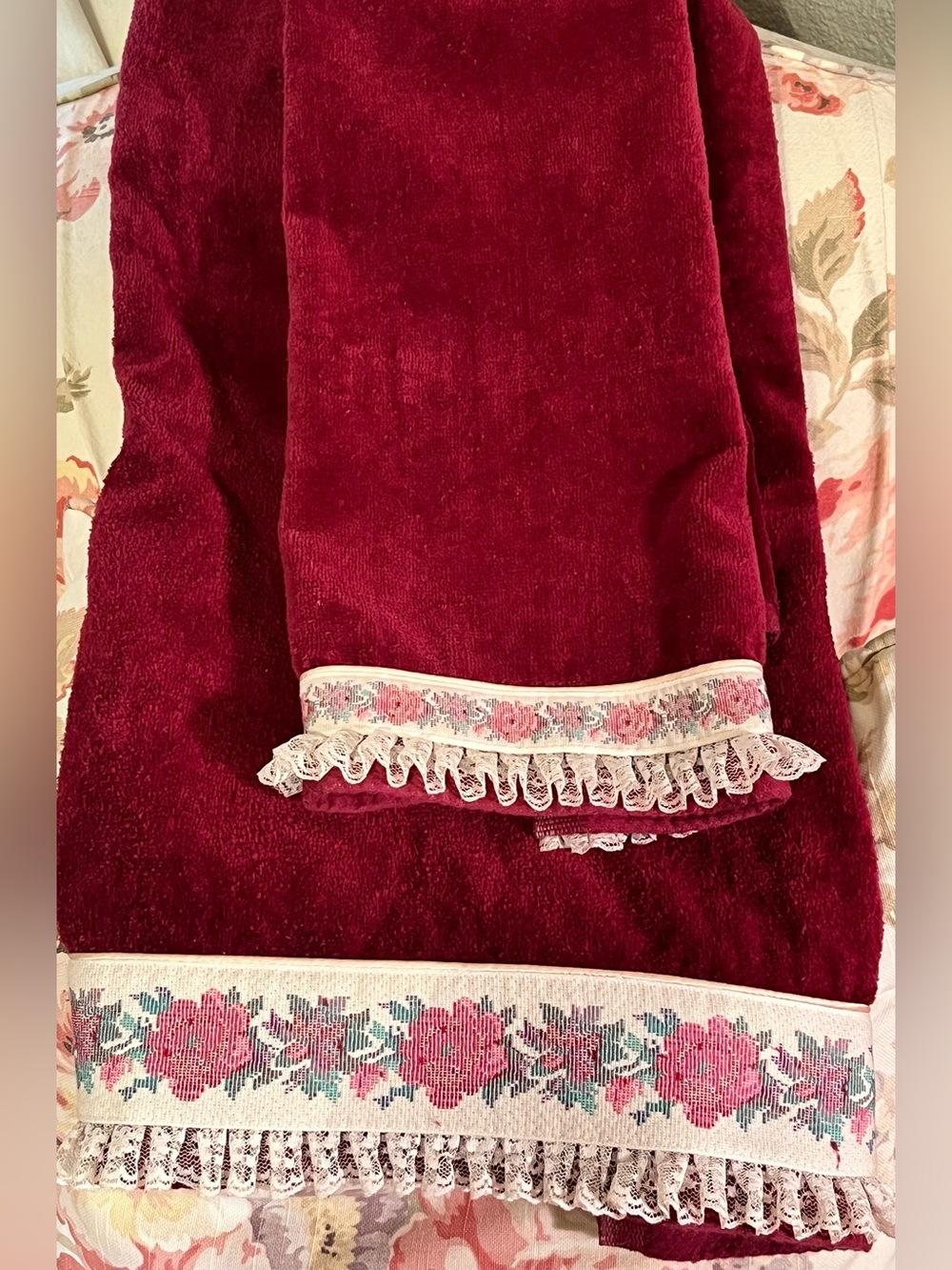 Decorative Berry Vintage Velour Bath 2 Pc Set Like New